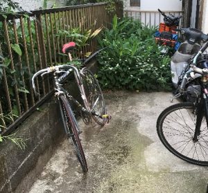 草刈り前バイクあり