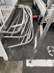 カーポート解体途中瀬谷区現場